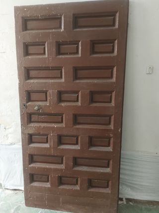 Puerta antigua. Madera maciza