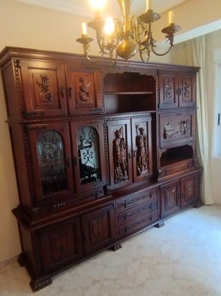 Mueble castellano antiguo tallado a mano 