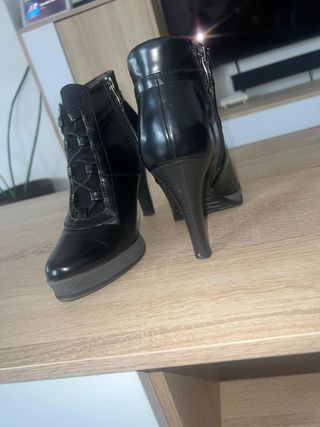 Botines Laura Biagiotti y Tamaris negros 2x1