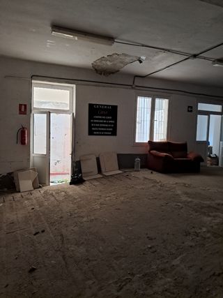 Local para almacén , 2 patios, 2 baños, oficina