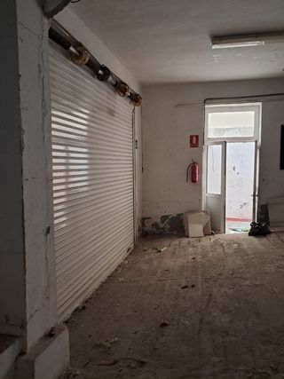 Local para almacén , 2 patios, 2 baños, oficina