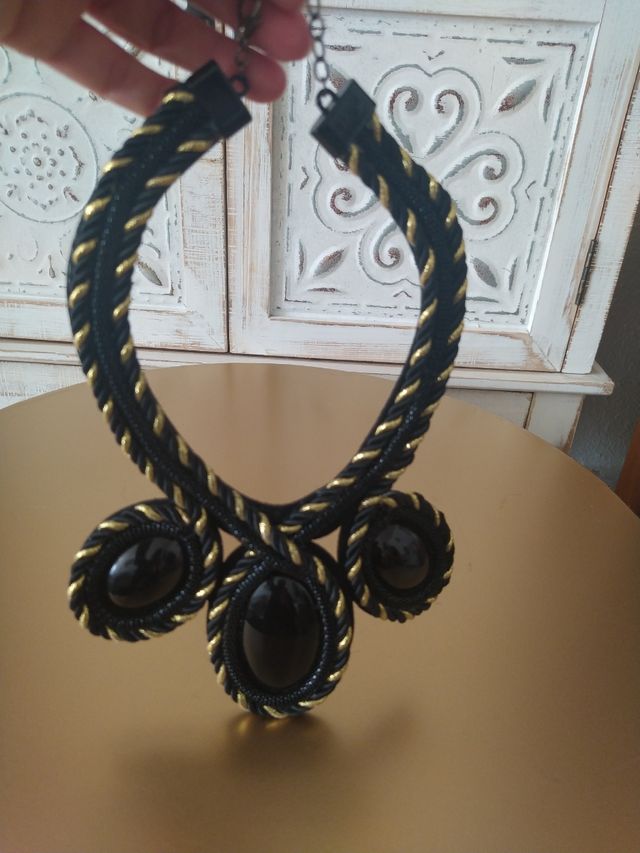 Collar negro y dorado
