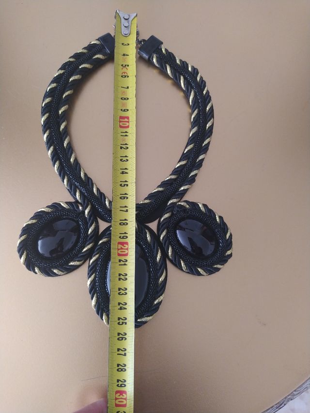 Collar negro y dorado