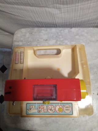 Máquina de coser de juguete antigua