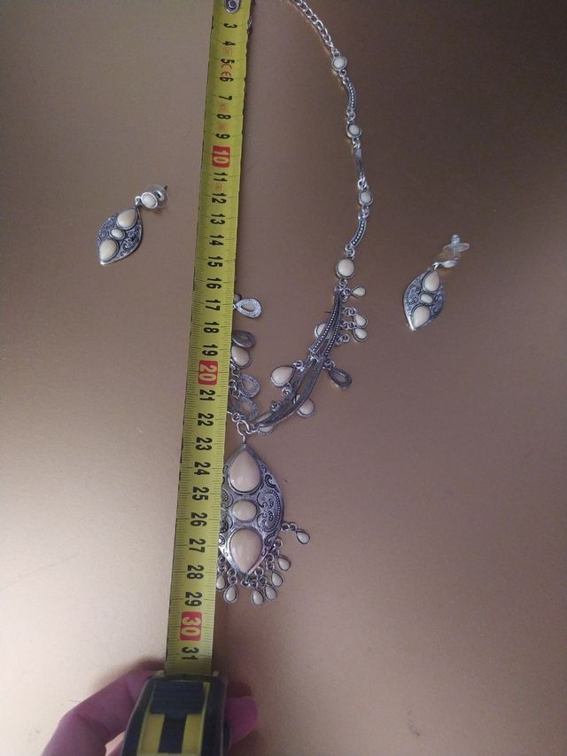 Collar y pendientes étnicos