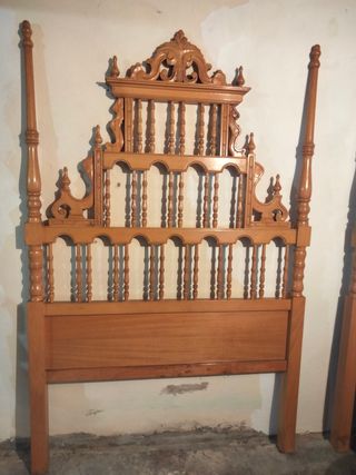 Dos. Cabeceros madera tallada, cama de 90 cm