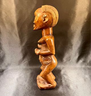 Antigua estatuilla femenina Bembe R.D. del Congo