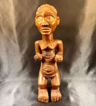 Antigua estatuilla femenina Bembe R.D. del Congo