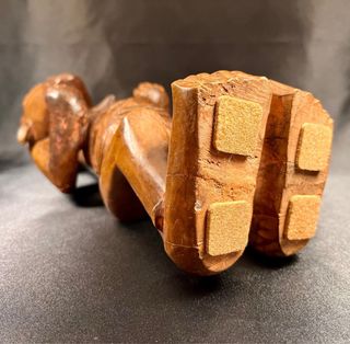 Antigua estatuilla femenina Bembe R.D. del Congo