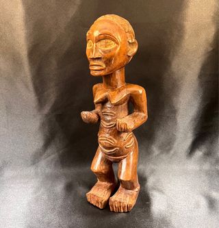 Antigua estatuilla femenina Bembe R.D. del Congo