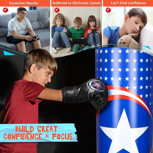 Saco de pancadas de arte marcial de karaté com luvas.