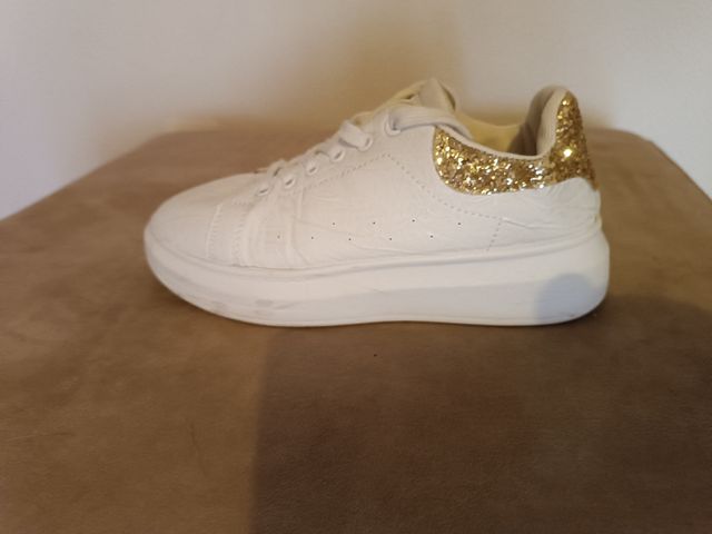 Zapatillas Up blancas y doradas