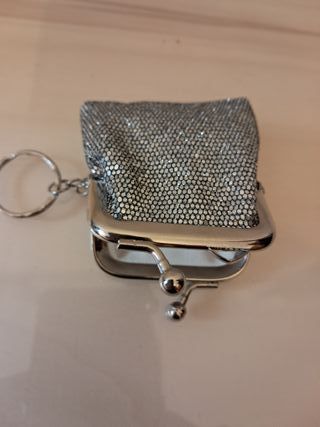 MINI MONEDERO PLATEADO CON LENTEJUELAS PARA MONEDA