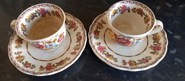 Juego de dos tazas y platos vintage