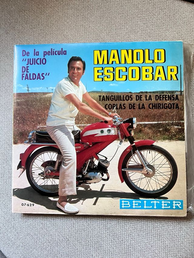 Discos de vinilo pequeños.
Vinilos antiguos.