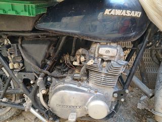 Kawasaki Motocicleta - Piezas guardadas completa