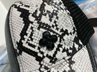 Cappello Louis Vuitton Serpenti Nero-Bianco