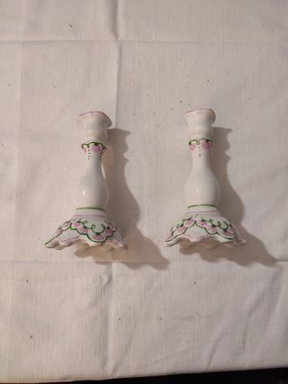 Pareja de candelabros cerámicos rosa-blanco