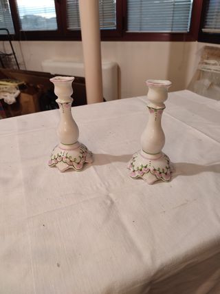 Pareja de candelabros cerámicos rosa-blanco