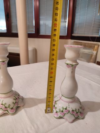 Pareja de candelabros cerámicos rosa-blanco