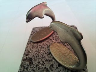 Escultura Delfines Metal Gris,sobre basalto