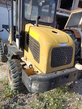 Minicargadora 4x4 usada pala frontal y porta palet