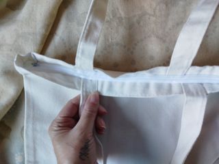 Good Omens:Bolso Tote Crowley y Azipharale n Coche