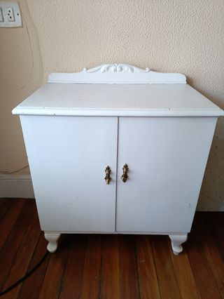 Mesilla de madera blanca antigua