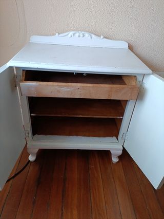 Mesilla de madera blanca antigua