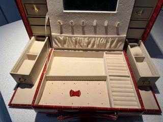 Joyero de piel cocodrilo rojo grande y precioso