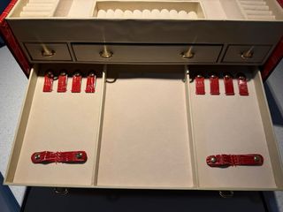 Joyero de piel cocodrilo rojo grande y precioso