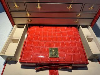 Joyero de piel cocodrilo rojo grande y precioso