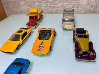 Auto e giocattoli d'epoca degli anni '60 e '70
