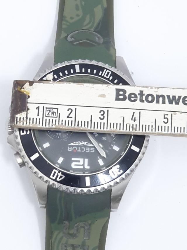 Orologio Sector con quadrante nero