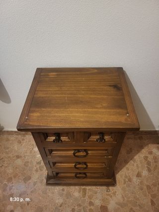 Cabecero y mesitas de noche madera.