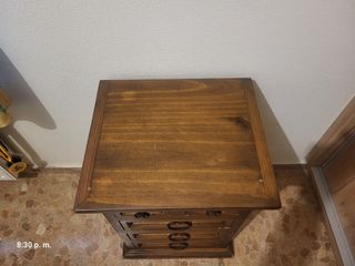 Cabecero y mesitas de noche madera.