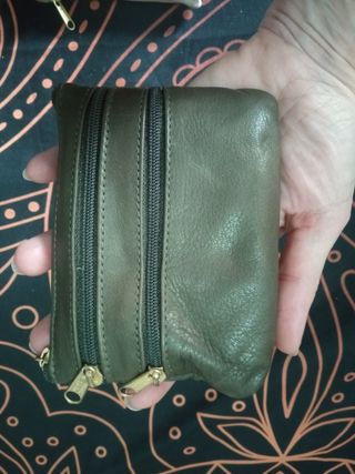 Cartera artesanal de cuero verde con cremallera, u