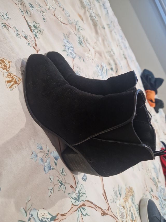 Botines negros de ante