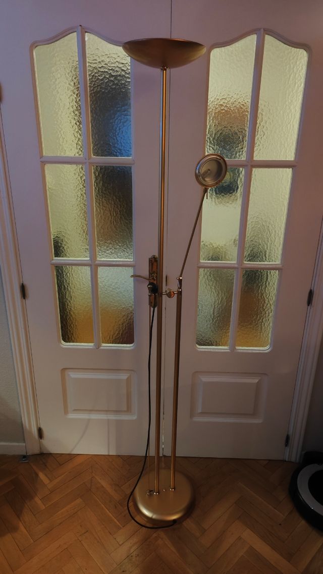 Lámpara de pie dorada