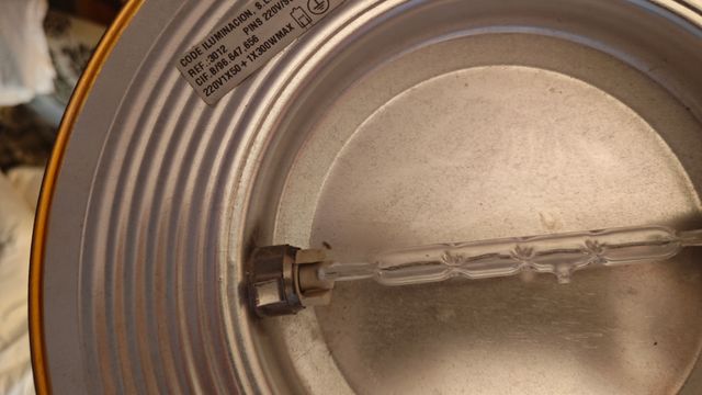 Lámpara de pie dorada