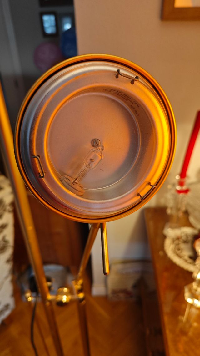 Lámpara de pie dorada