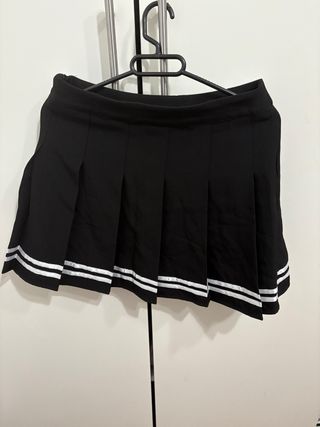 Falda plisada negra