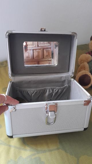 Neceser metálico rígido plata