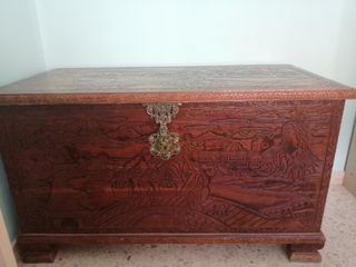 BAÚL ANTIGUO TALLADO