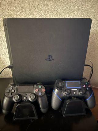 PS4 (PlayStation 4) + 2 mandos