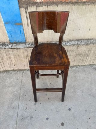 4 taburetes de madera barnizados