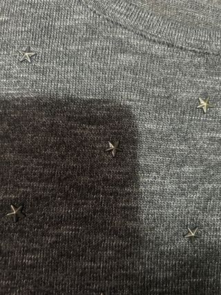 Camiseta Stradivarius gris con tachuelas