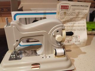 Maquina de coser de juguete