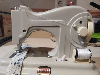 Maquina de coser de juguete
