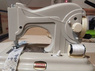 Maquina de coser de juguete